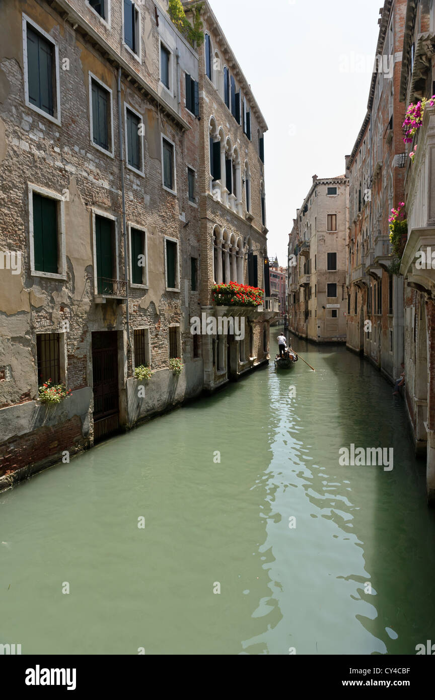 Esplorando i canali veneziani, Venezia, Italia. Foto Stock
