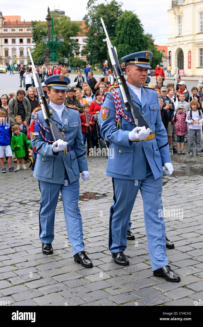 Cambio della guardia al Castello. I membri della CECA Royal Guard a Praga Foto Stock