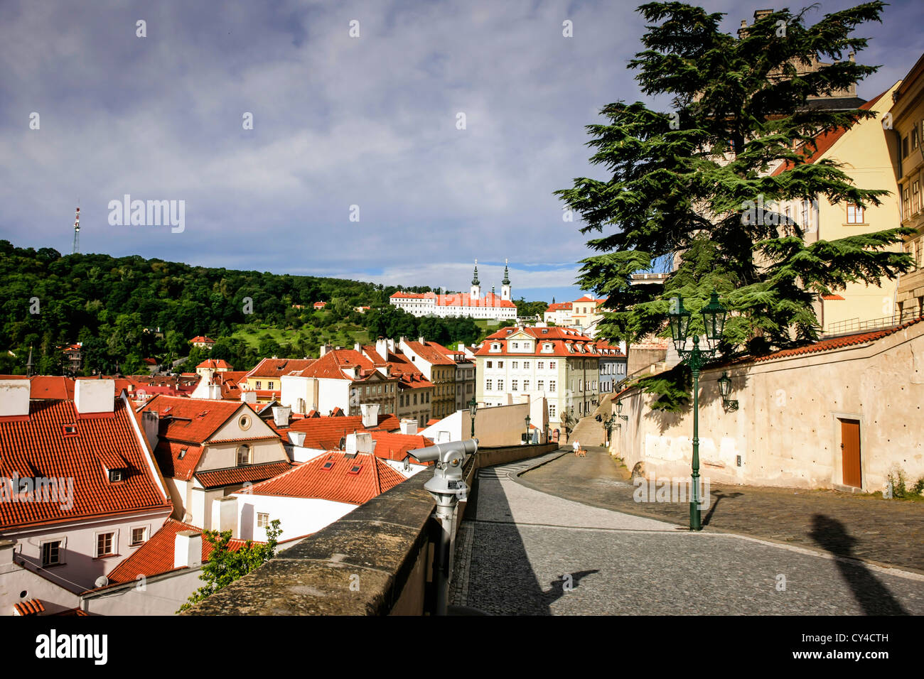 Vista dal castello di Praga che si affaccia sulla bellissima città ceca Foto Stock