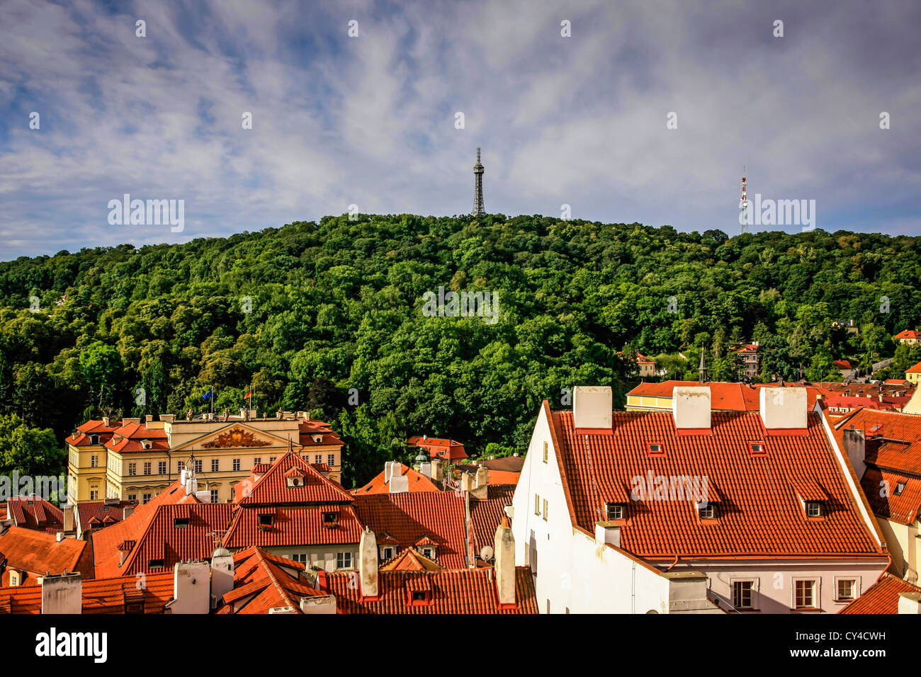 Vista dal castello di Praga che si affaccia sulla bellissima città ceca Foto Stock