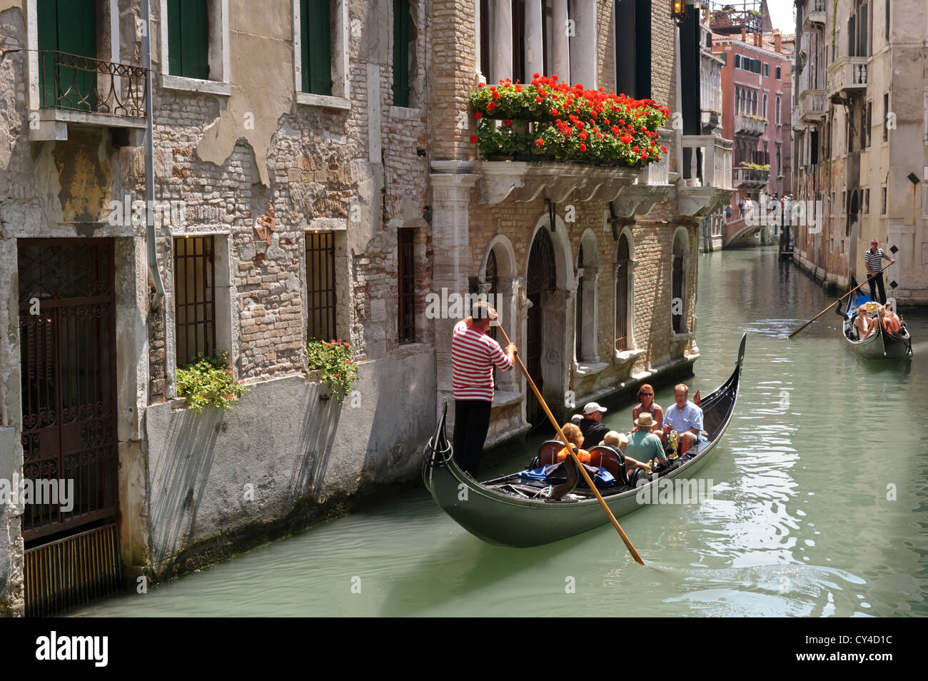 Esplorando i canali veneziani, Venezia, Italia. Foto Stock