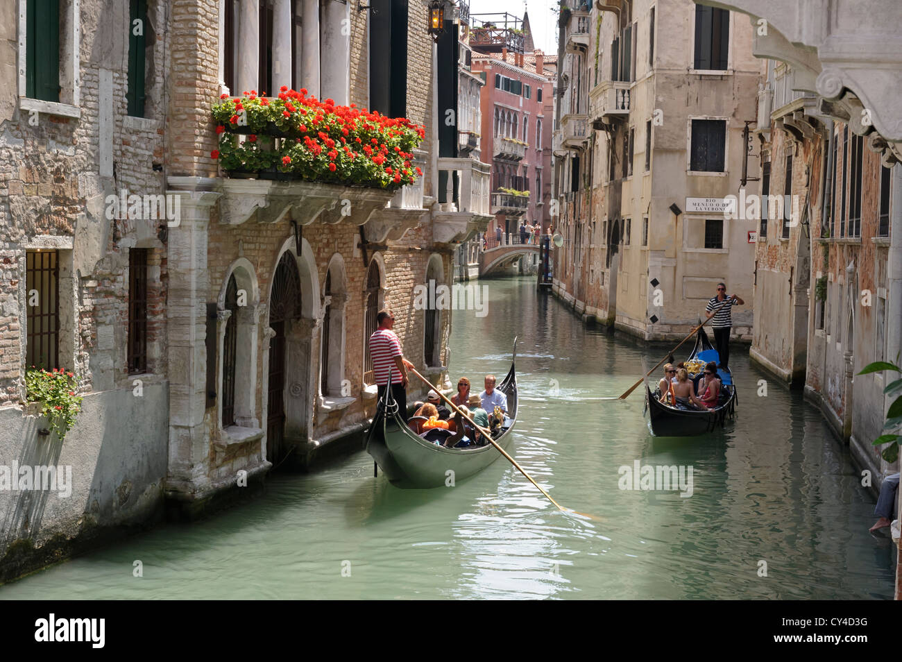 Esplorando i canali veneziani, Venezia, Italia. Foto Stock