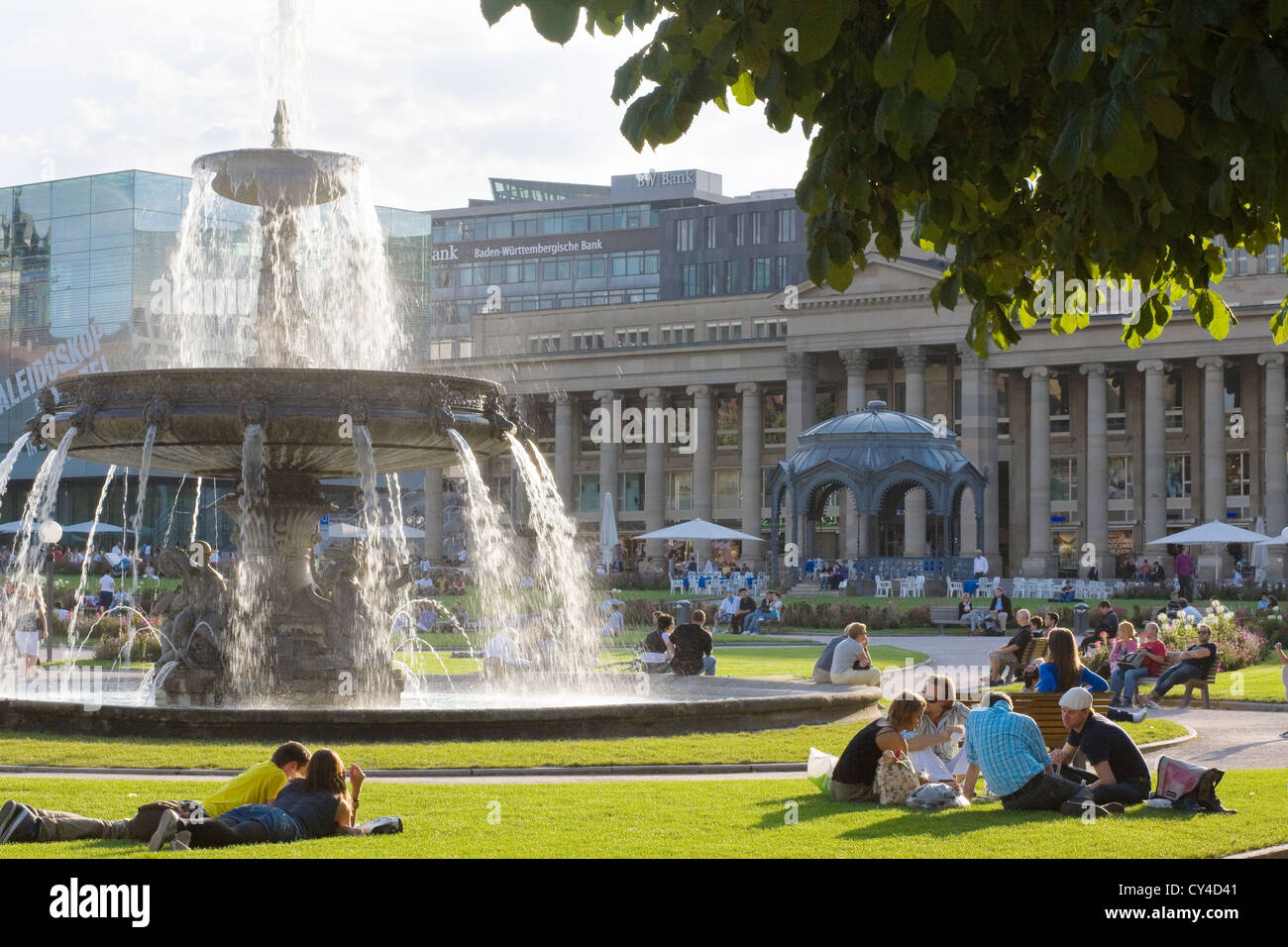 Capitale Schlossplatz Stuttgart, piazza del castello - la gente camminare, la menzogna e la seduta sul prato del parco, rilassante la Sommer della città Foto Stock