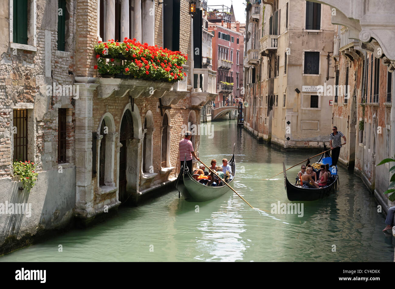 Esplorando i canali veneziani, Venezia, Italia. Foto Stock