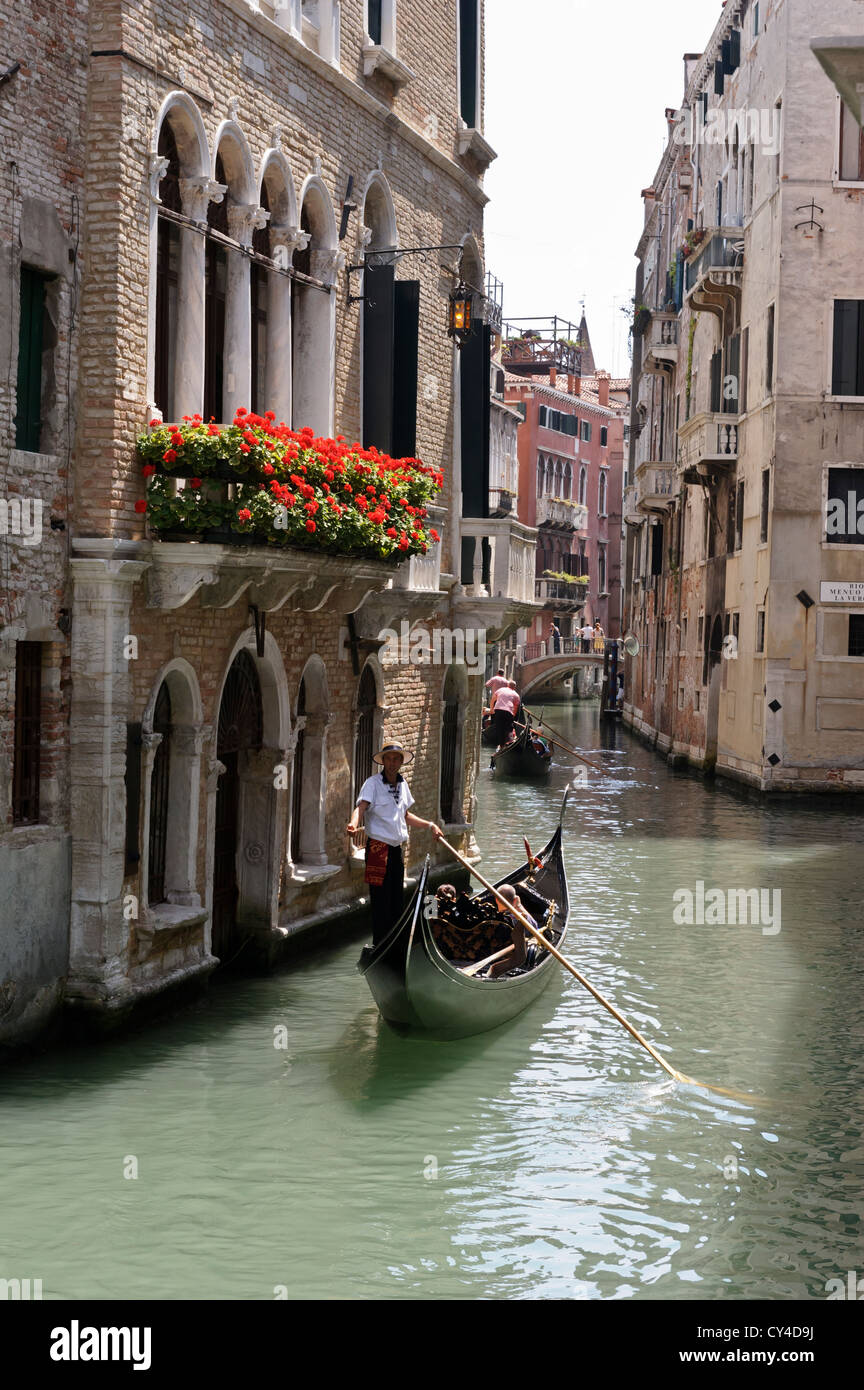 Esplorando i canali veneziani, Venezia, Italia. Foto Stock