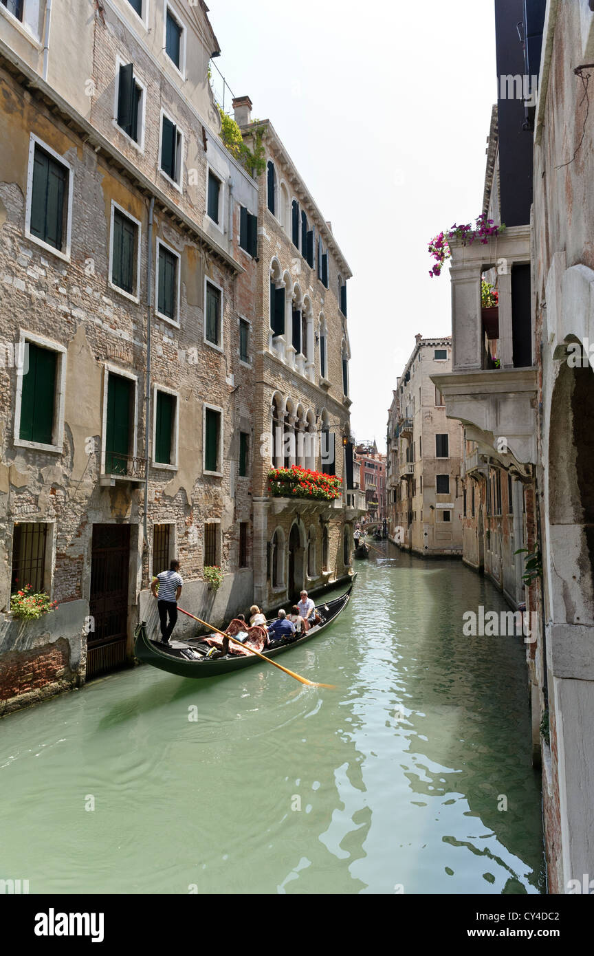 Esplorando i canali veneziani, Venezia, Italia. Foto Stock