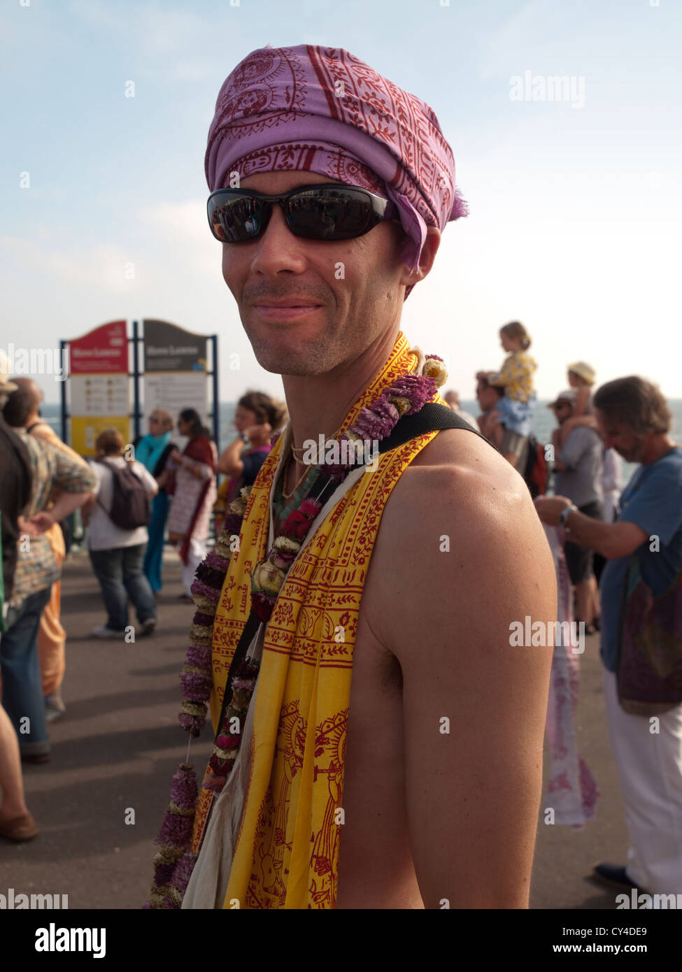 I membri dell'hare Krishna Movimento riuniti per cantare e ballare sul lungomare di Brighton. Foto Stock