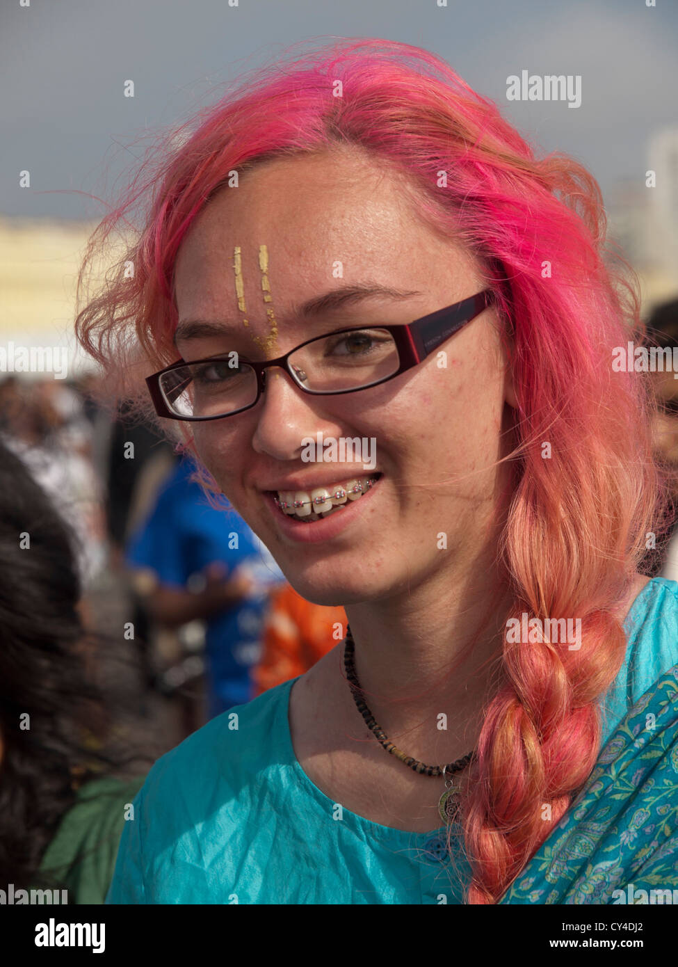 I membri dell'hare Krishna Movimento riuniti per cantare e ballare sul lungomare di Brighton. Foto Stock