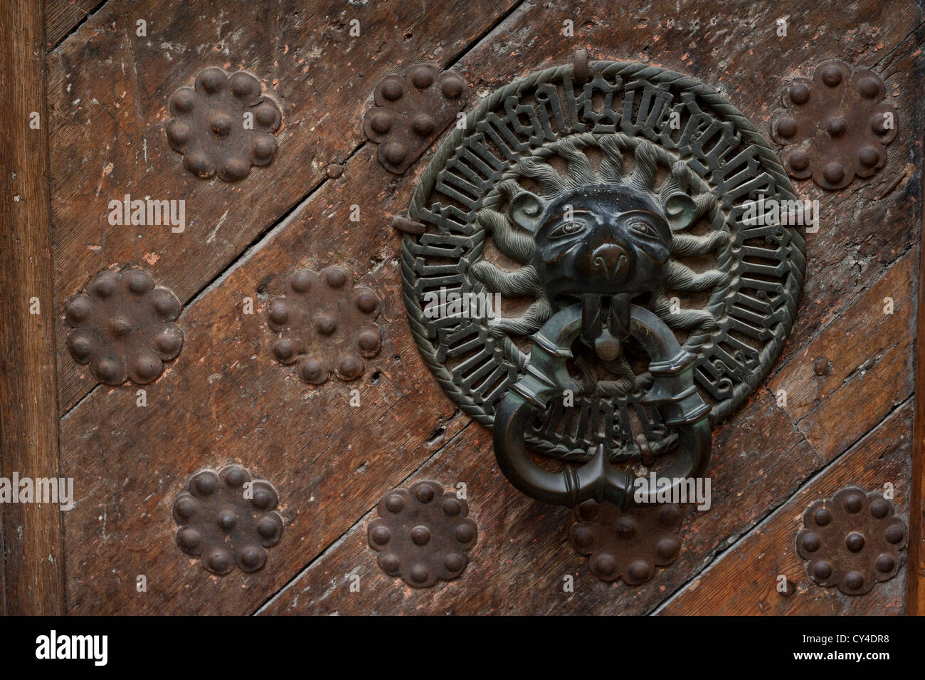 Ornamento su una porta a Tallinn in Estonia Foto Stock