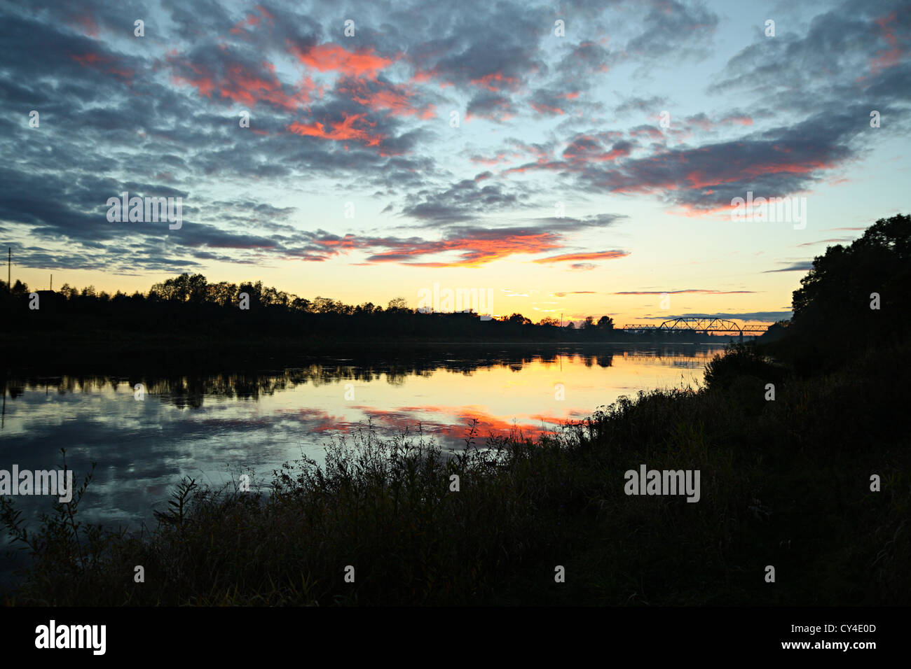 La riflessione del cielo della sera nel fiume Foto Stock