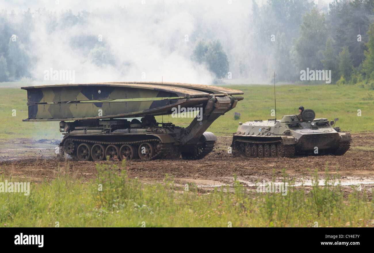 BLG-60M2 bridgelayer blindati e MT-LBV fanteria veicolo di trasporto dell'esercito finlandese. Foto Stock