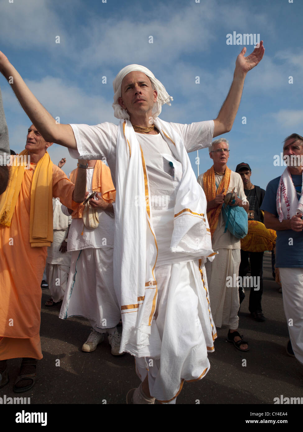 I membri dell'hare Krishna Movimento riuniti per cantare e ballare sul lungomare di Brighton. Foto Stock