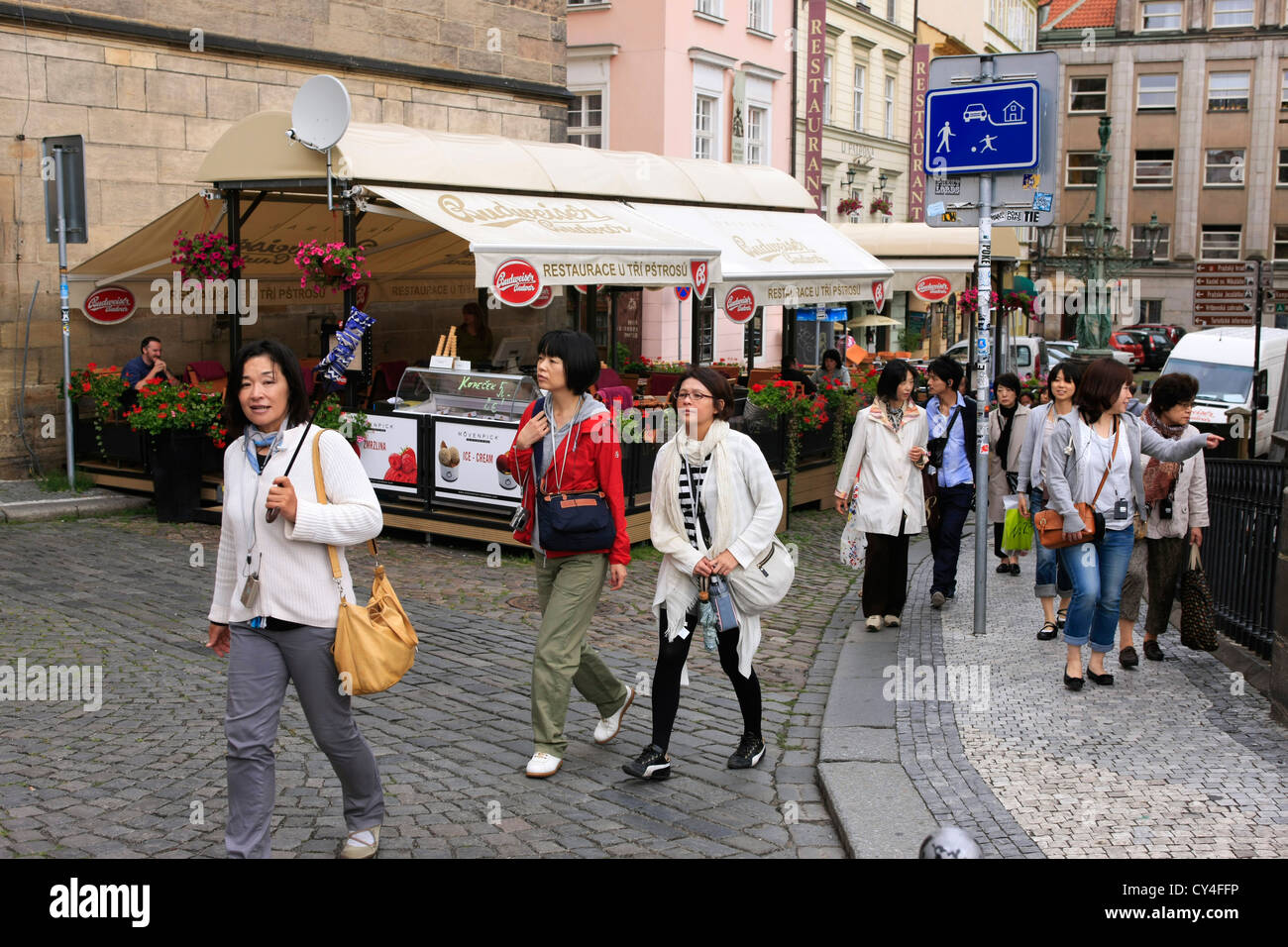 I turisti cinesi sighteeing in Prague city mentre su una vacanza europea Foto Stock