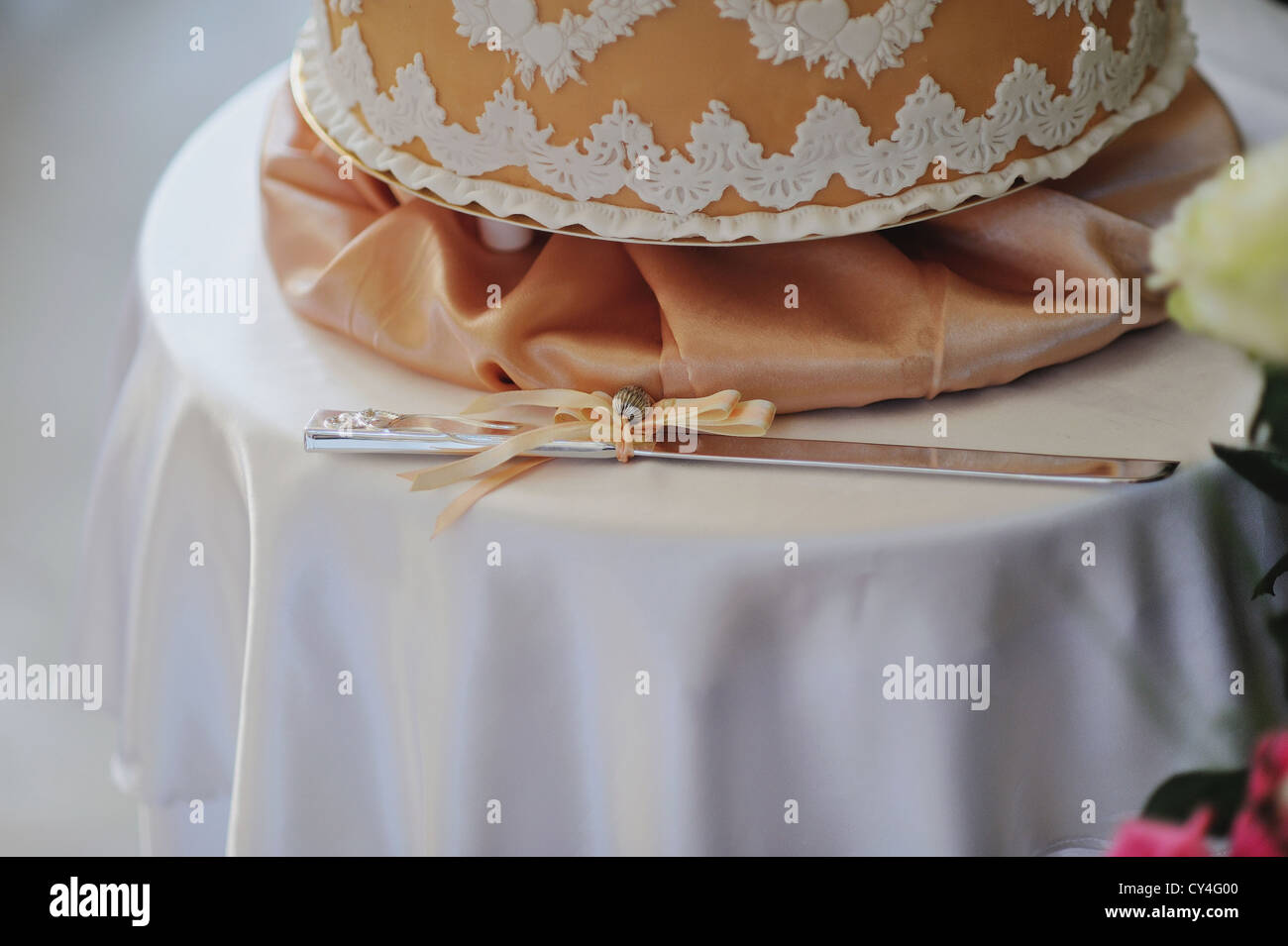 Torta di Nozze in un ristorante e il coltello Foto Stock