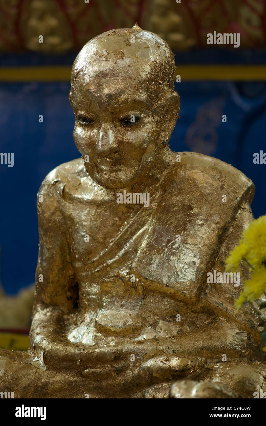 Una piccola statua di un santo buddista è ricoperto in foglia oro. Tempio Chaiyamangalaram, Penang, Malaysia Foto Stock