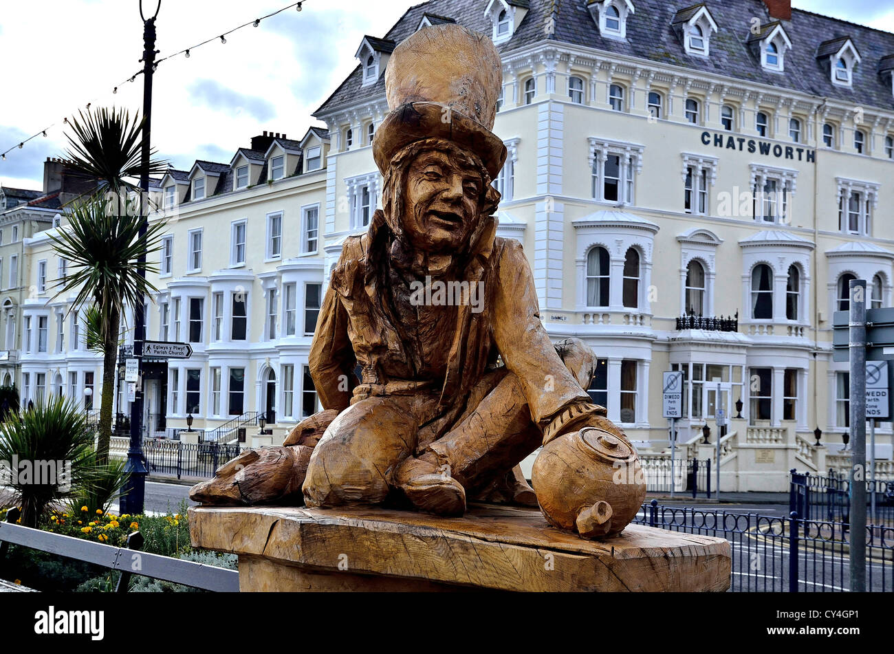 Alice in Wonderlands (3 di 4) 'The Mad Hatter' scultura a Llandudno, Conwy, Galles Foto Stock