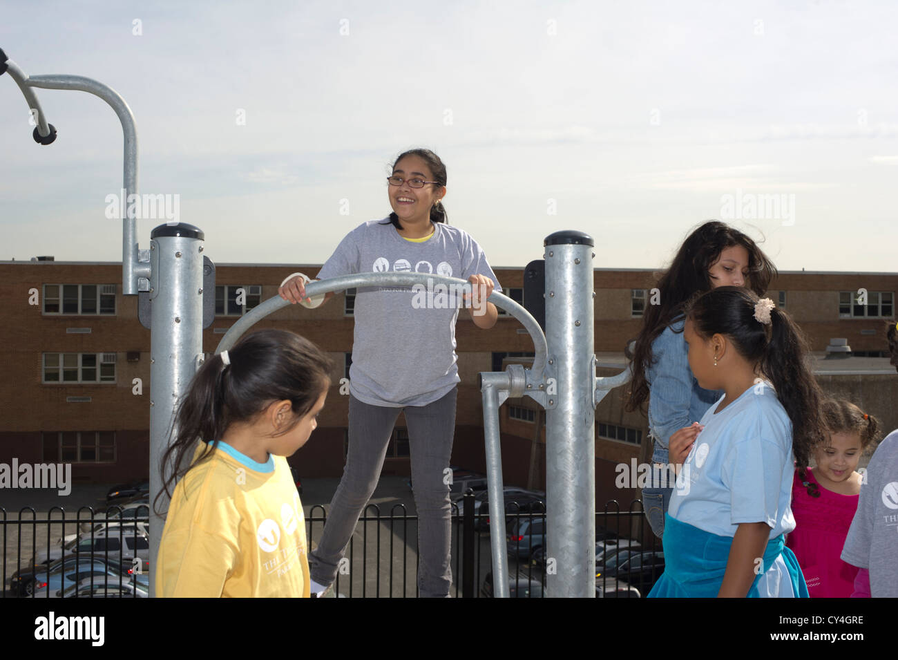 Bambini che giocano in un parco giochi in un parco a Newark New Jersey. Foto Stock