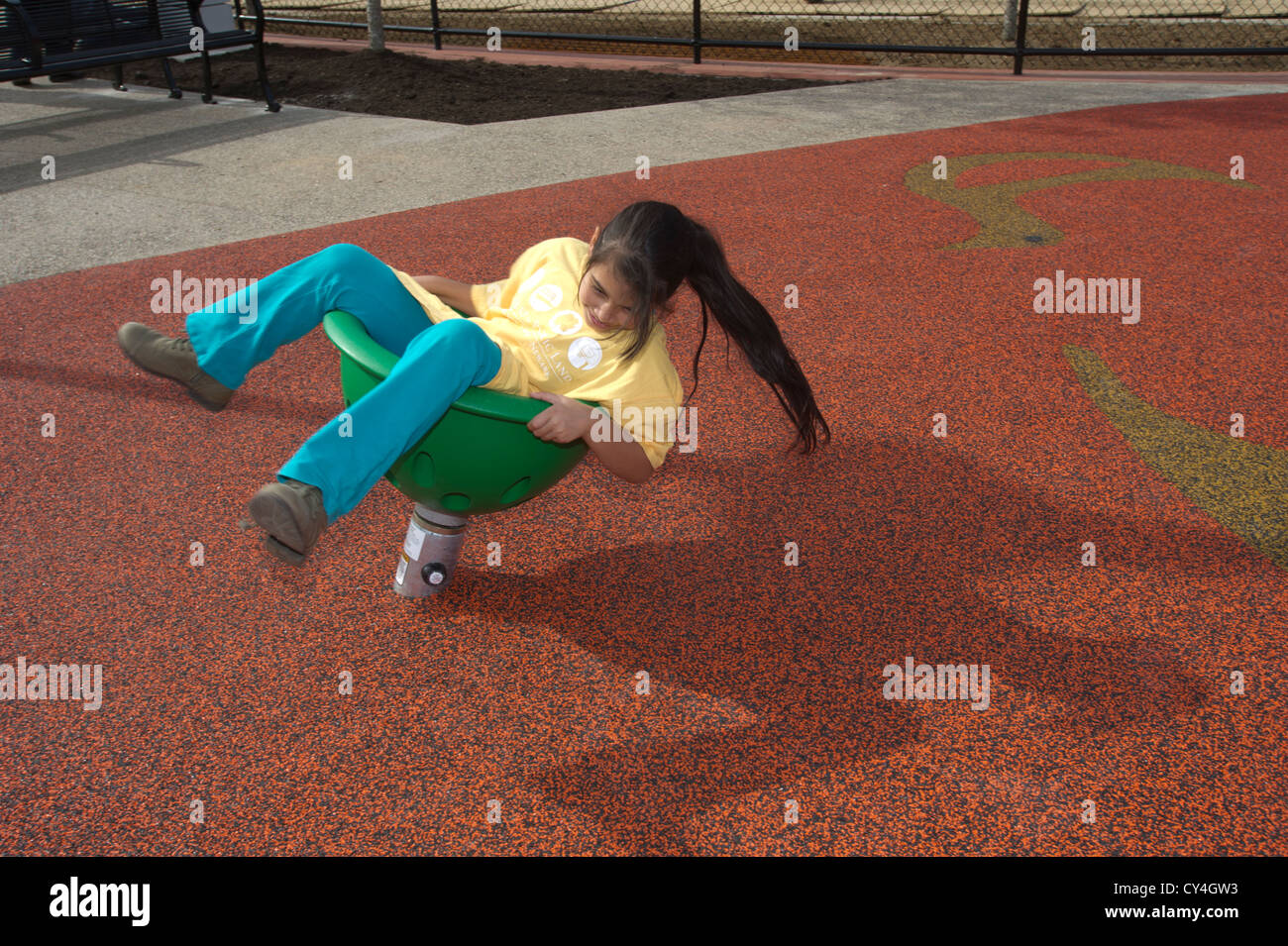 Bambini che giocano in un parco giochi in un parco a Newark New Jersey. Foto Stock