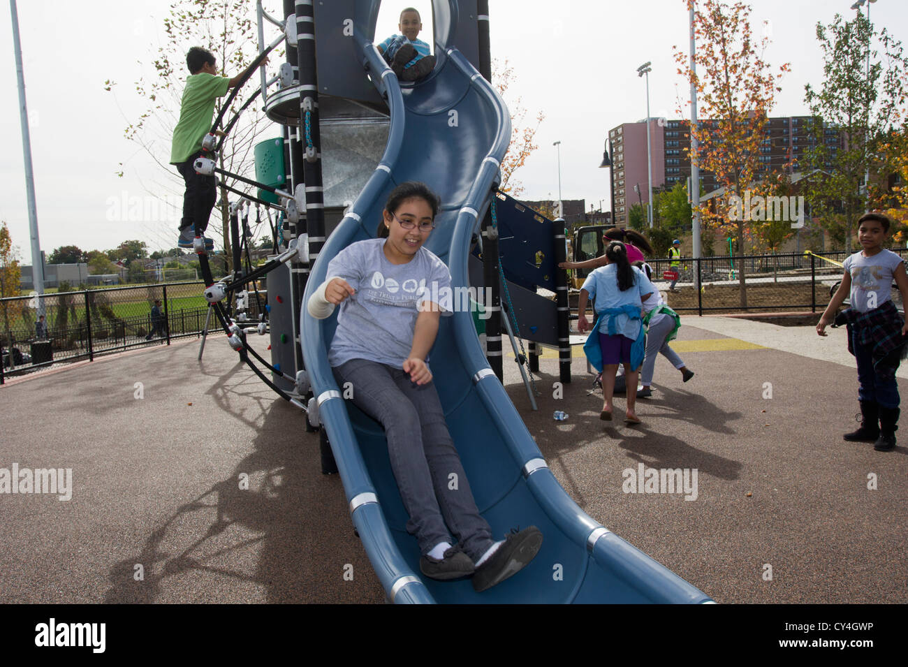 Bambini che giocano in un parco giochi in un parco a Newark New Jersey. Foto Stock