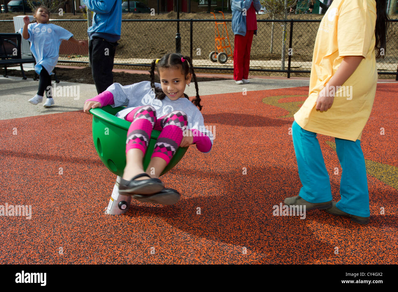 Bambini che giocano in un parco giochi in un parco a Newark New Jersey. Foto Stock