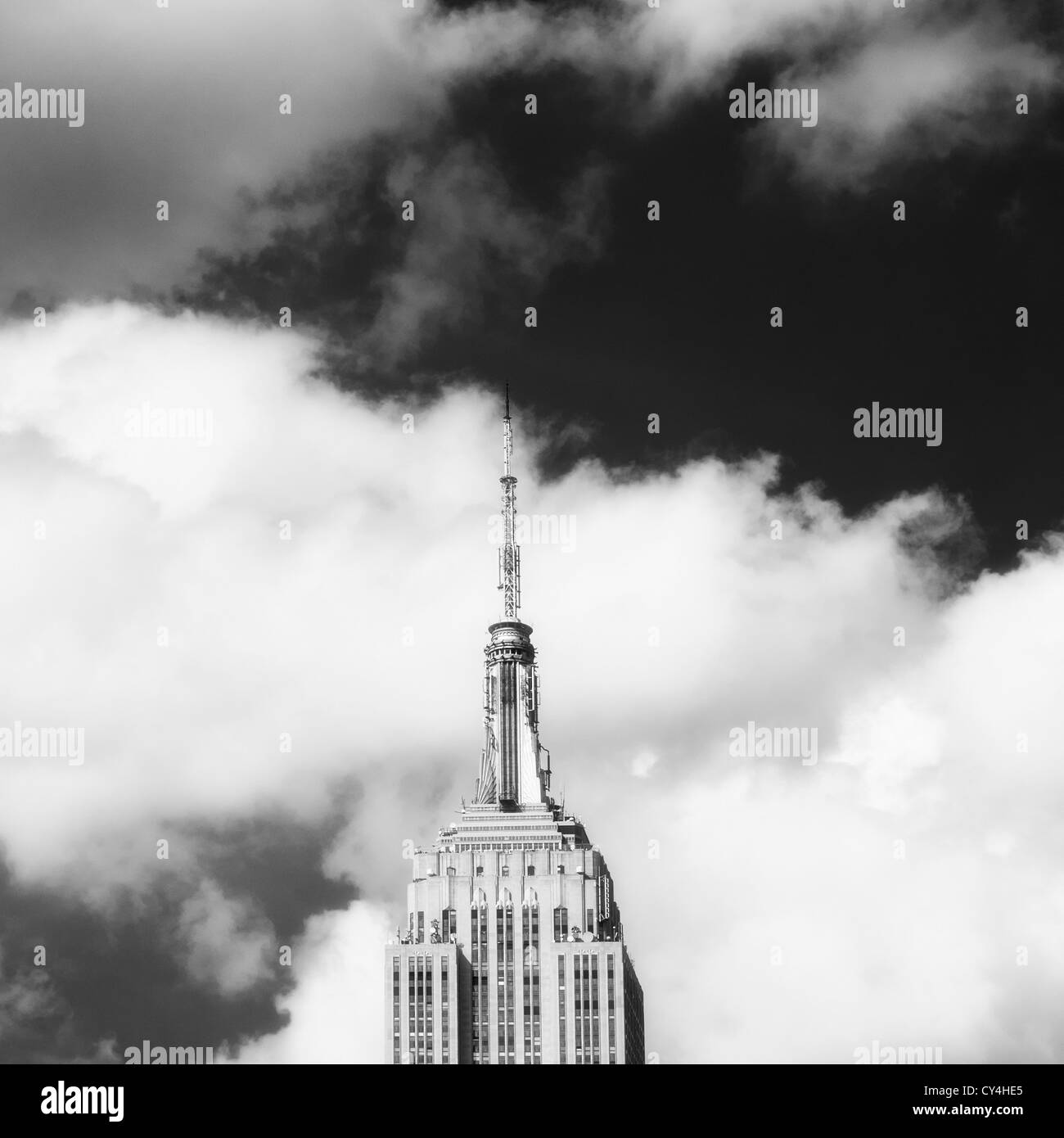 Stati Uniti d'America, New York City, Empire State Building sotto il cielo nuvoloso Foto Stock