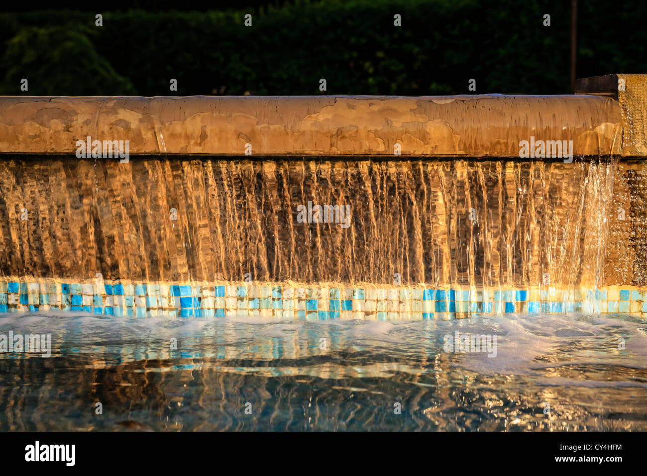 Traboccante di acqua in Opatija giardini al tramonto Foto Stock