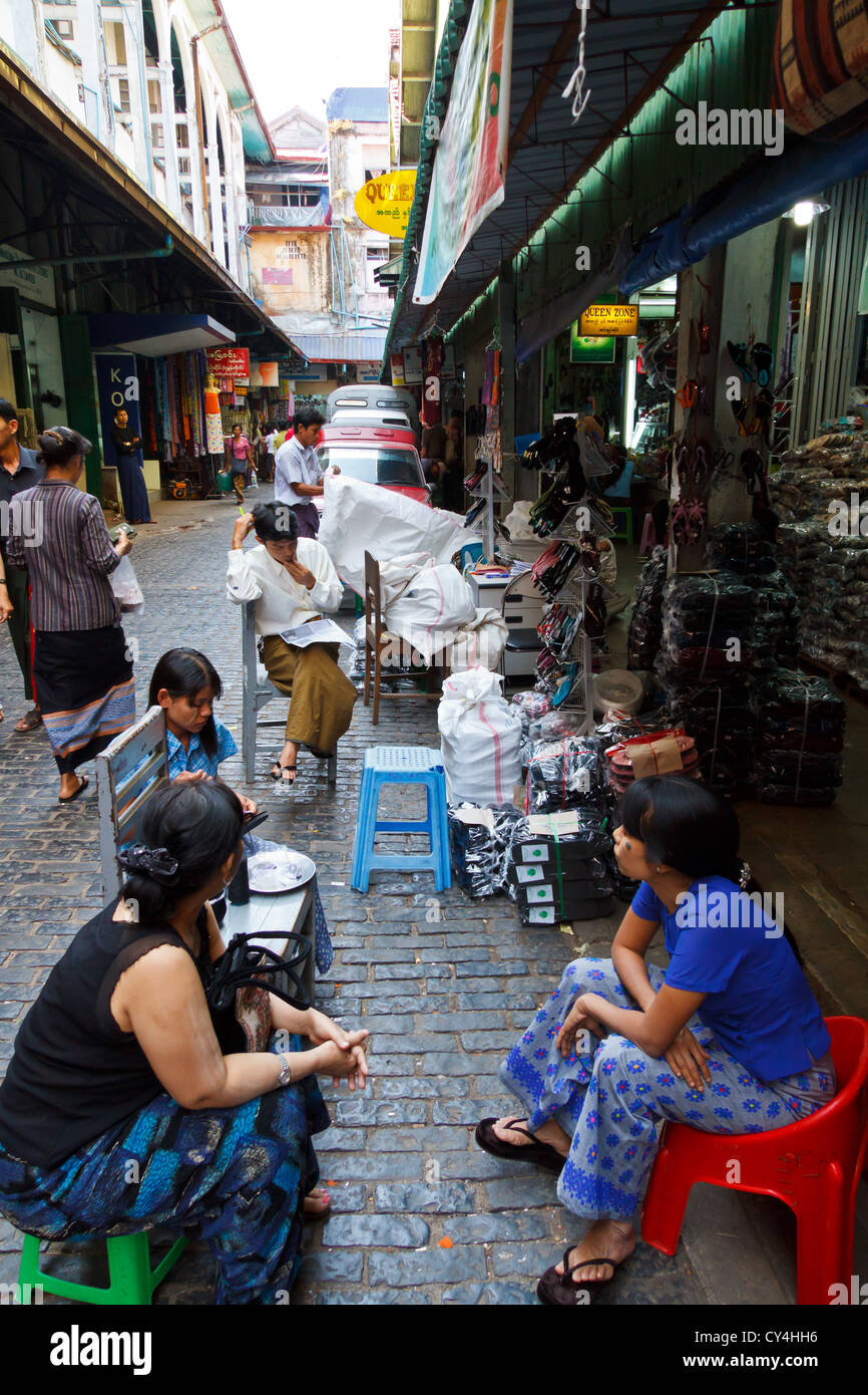 Tipica vita di strada a Rangoon, Myanmar Foto Stock