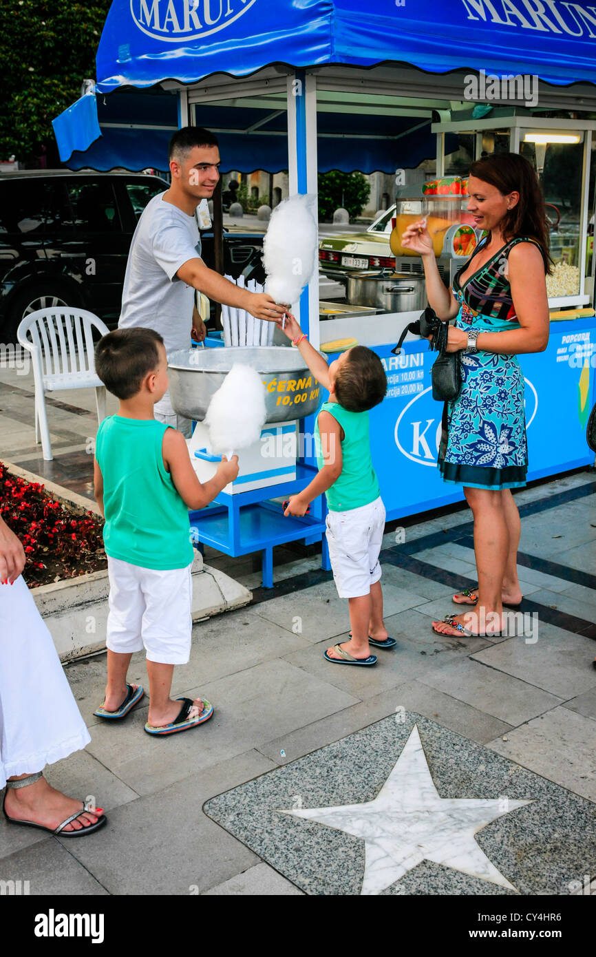Venditore ambulante che serve di Candy Floss per bambini in Opatija Croazia Foto Stock