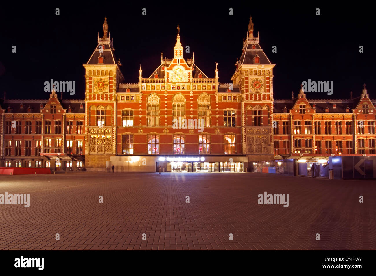 Medievale la Stazione Centrale di Amsterdam Paesi Bassi di notte Foto Stock
