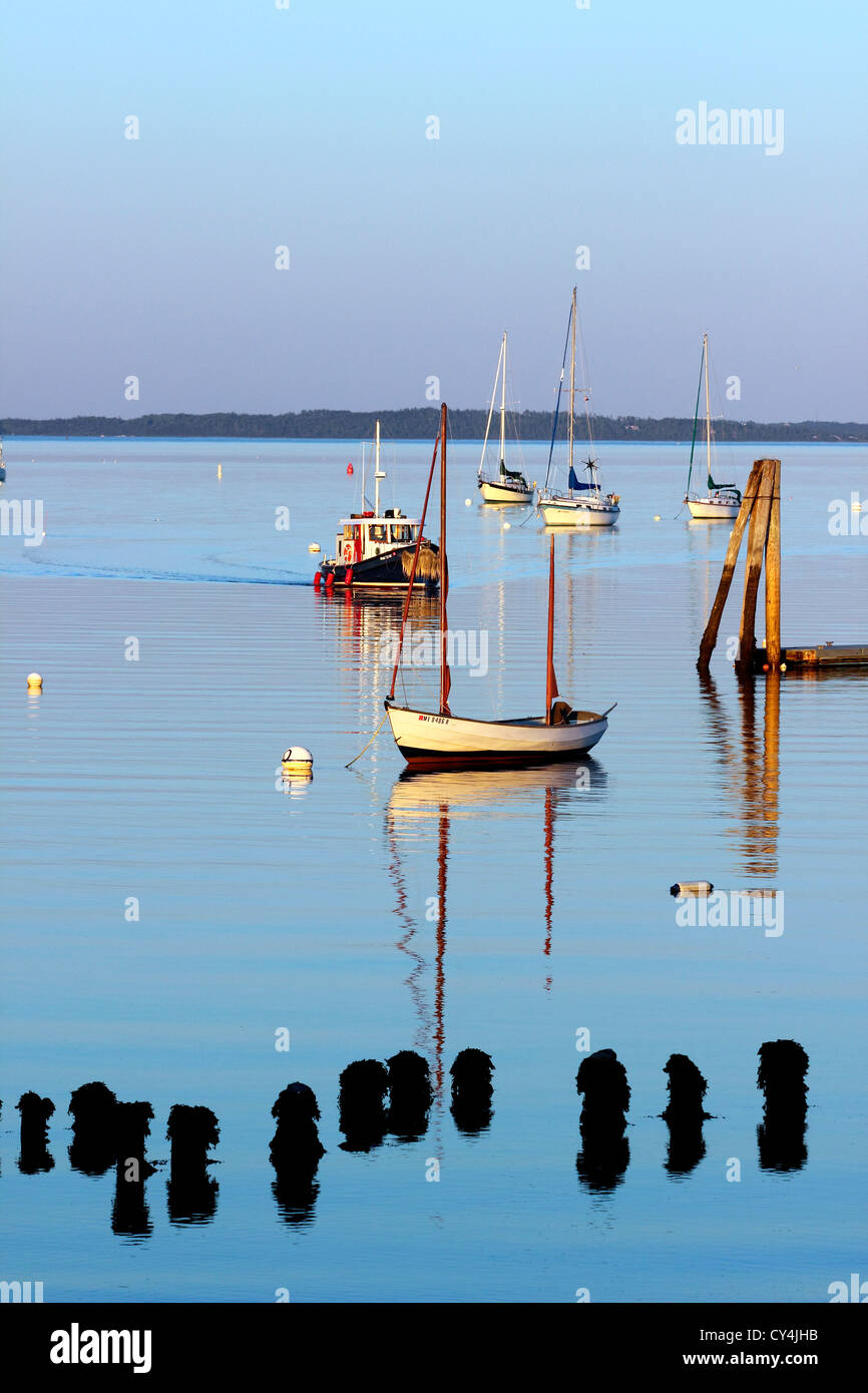 Costa del Maine New England USA Belfast crociera del porto di imbarcazioni al dock di ormeggio al tramonto sail Foto Stock