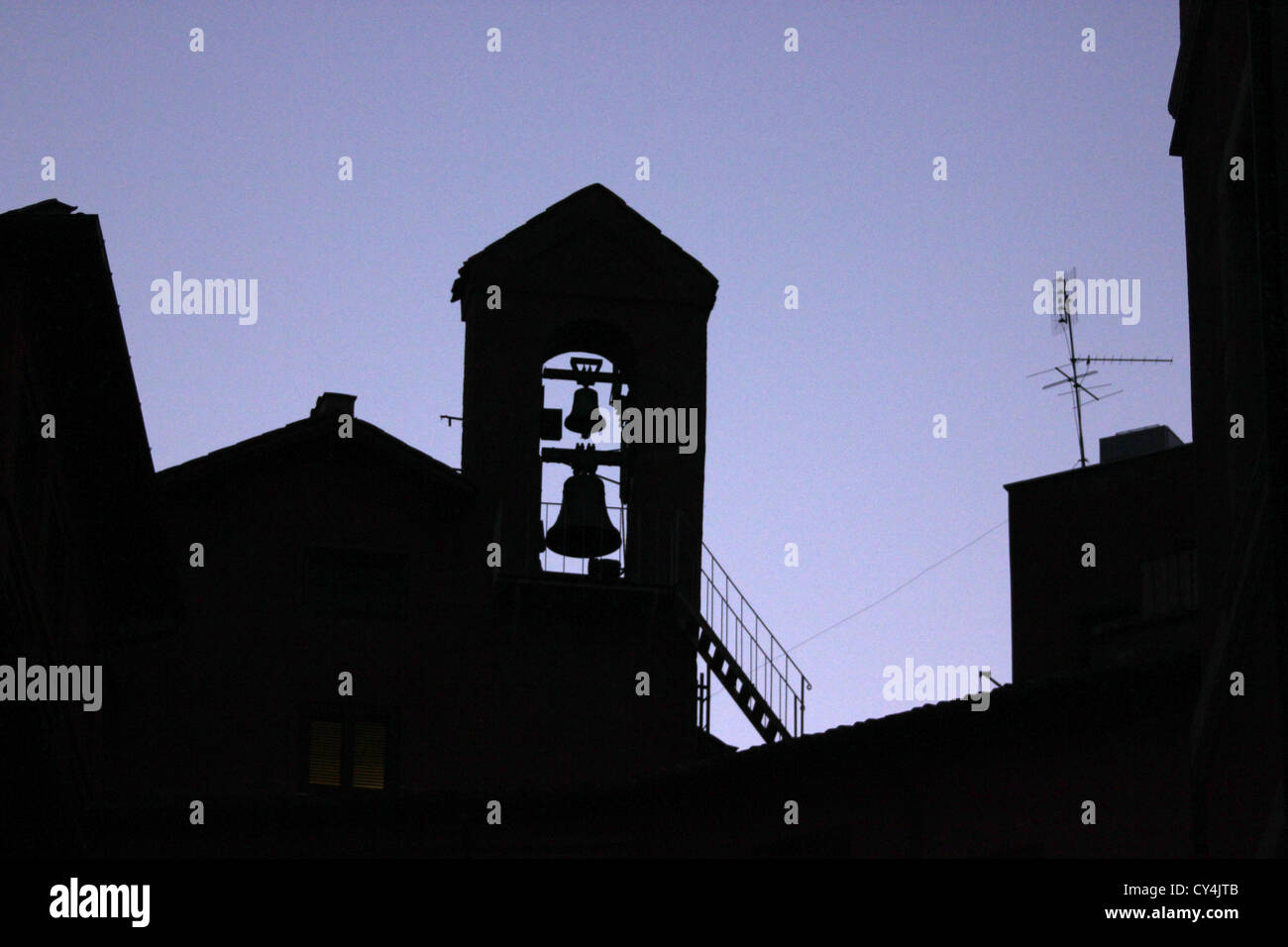 Una bella silhouette di una torre campanaria su un tetto al tramonto, Roma, Italia, photoarkive Foto Stock