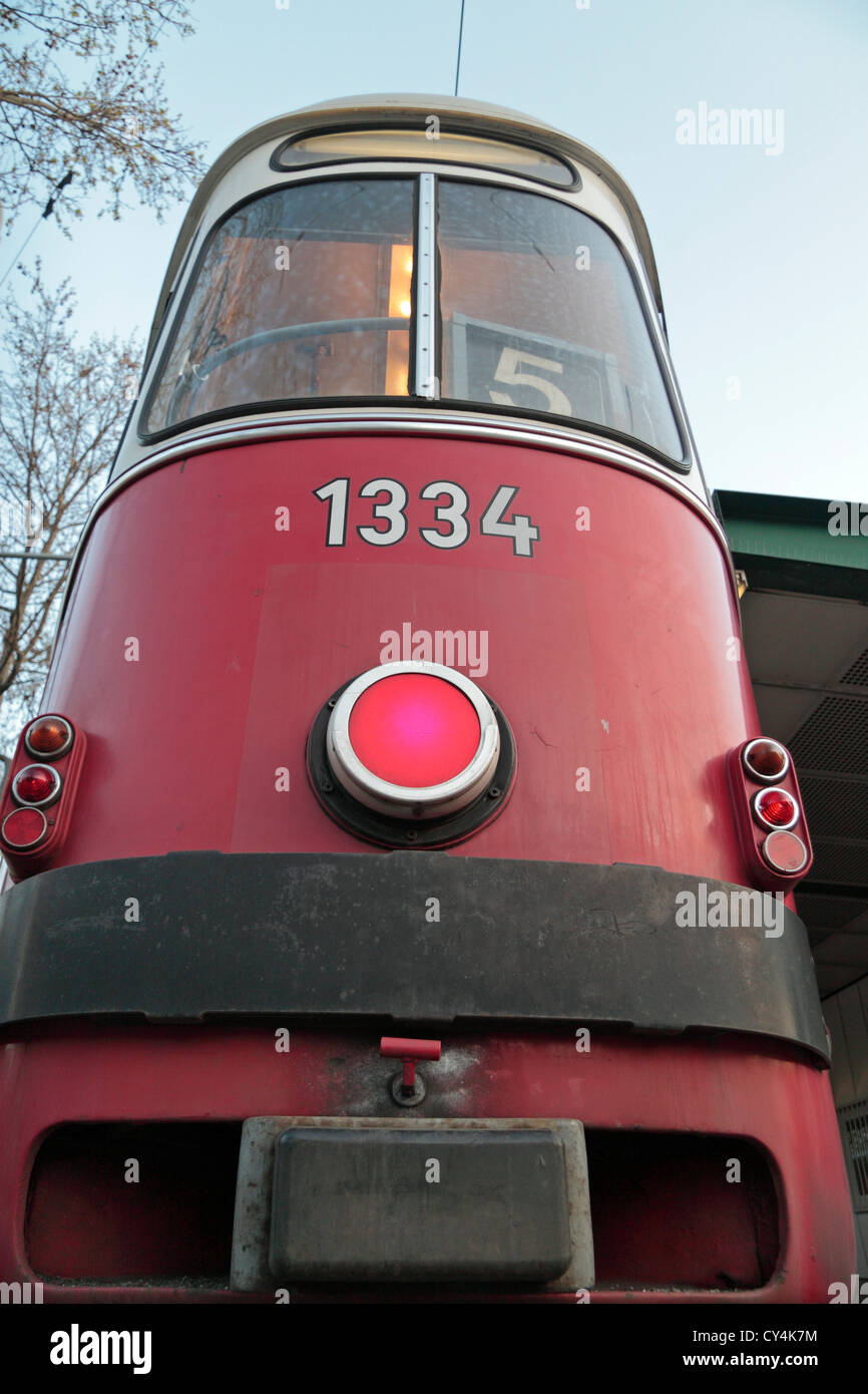 La ricerca di un n. 5 il tram a Vienna, Austria. Foto Stock