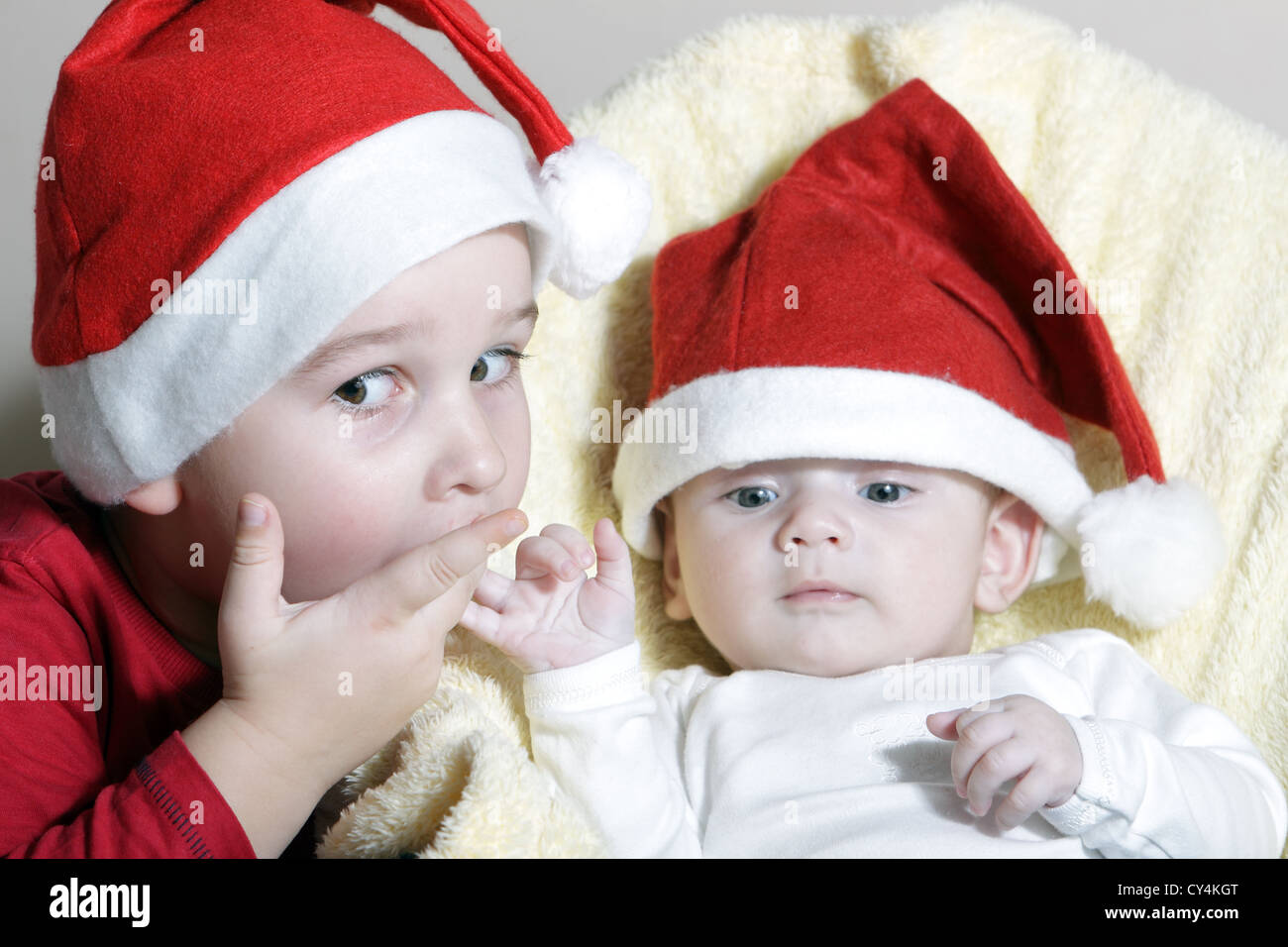 Bel bambino e neonato con cappello di Natale Foto Stock