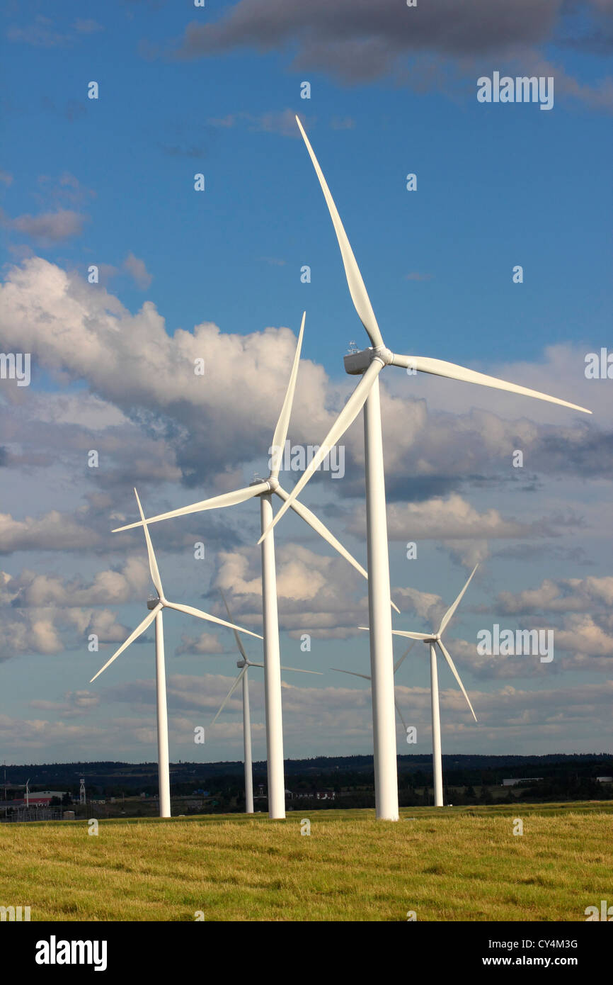 Wind Farm Nova Scotia Canada Amherst Canadian Maritimes turbina eolica energia verde energia elettrica mulini a vento pale generando Foto Stock