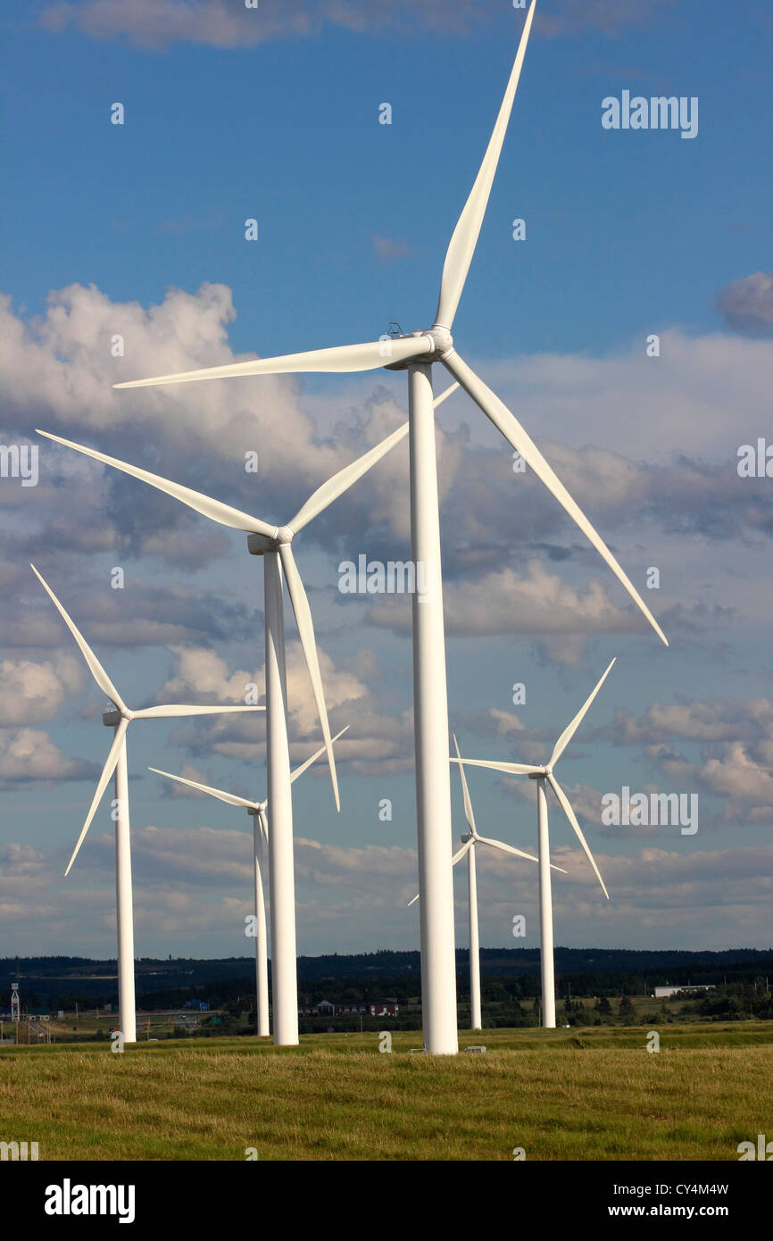 Wind Farm Nova Scotia Canada Amherst Canadian Maritimes turbina eolica energia verde energia elettrica mulini a vento pale generando Foto Stock