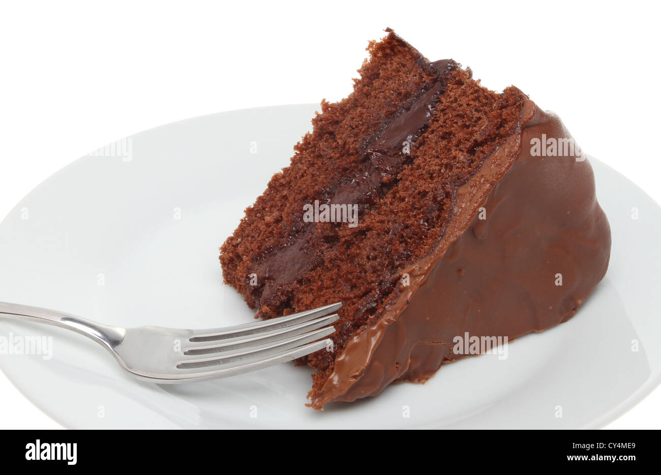 Primo piano di una fetta di torta al cioccolato su una piastra con una forcella Foto Stock