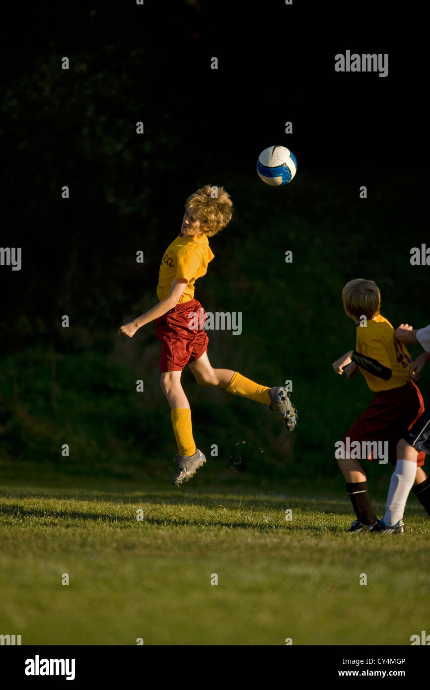 Ragazzo Età 12 che giocano a calcio - New York - USA Modello rilasciato Foto Stock