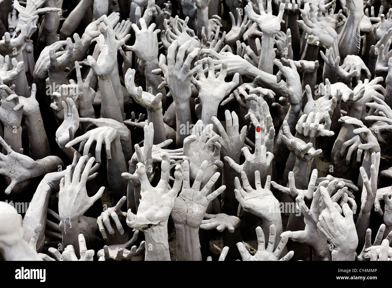 La mano dall'inferno a Rong Khun temple,Chiang Rai nel nord della Thailandia Foto Stock