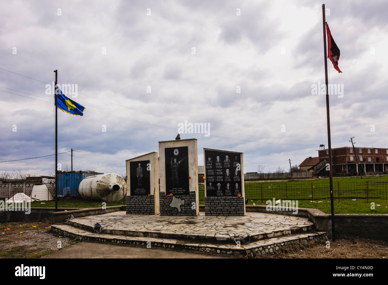 UCK Esercito di liberazione del Kosovo memorial con il Kosovo e bandiere albanesi Foto Stock