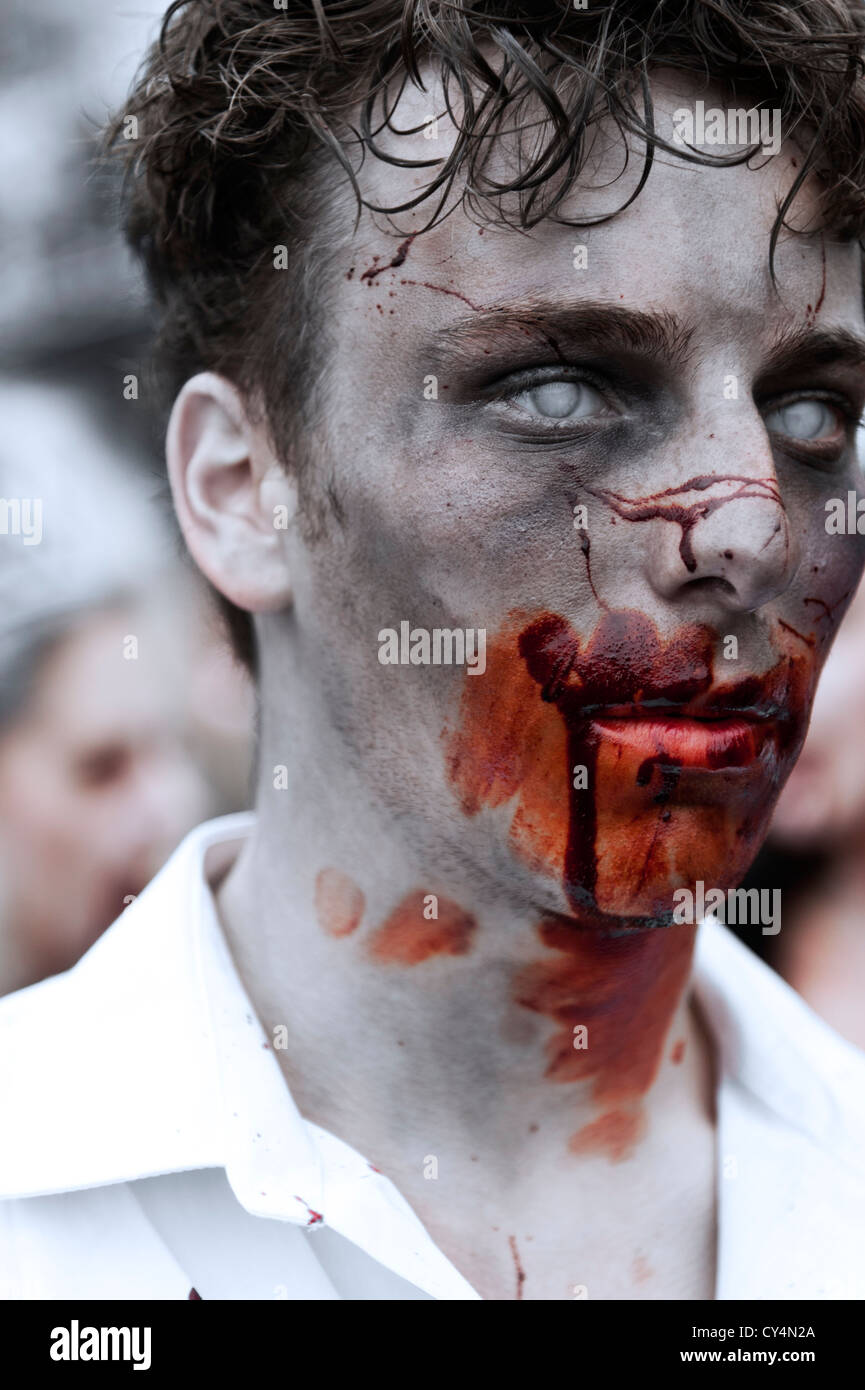 Zombie prendendo parte al Brighton Zombie Parade - xx ottobre 2012 Foto Stock