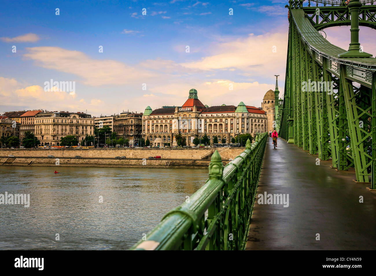 Il Gellert Hotel Astoria sulle rive del Danubio a Budapest con il ponte della Libertà a destra Foto Stock