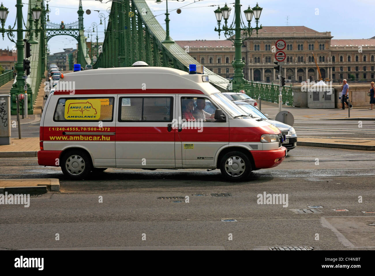 Un ambulanza ungherese sulle strade di Budapest Foto Stock