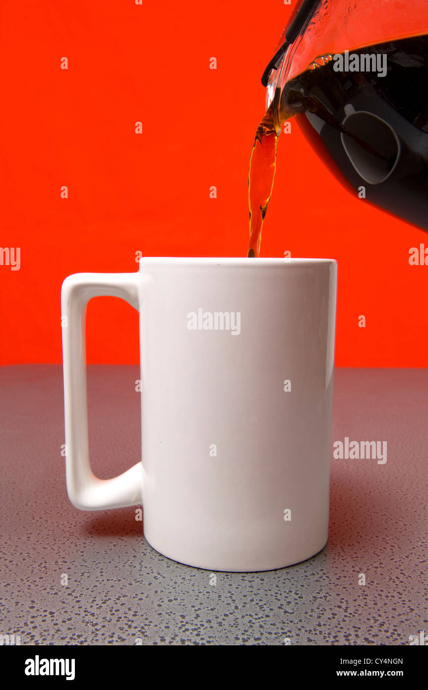 Carta bianca tazza da caffè essendo riempito con caffè, aggiungere il vostro testo o grafica Foto Stock