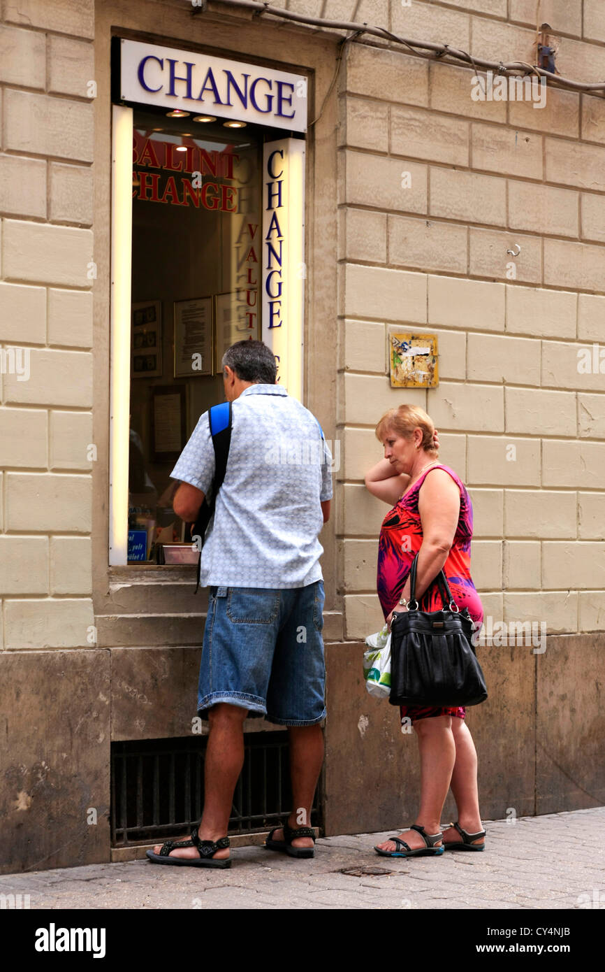 La gente lo scambio di valuta estera in corrispondenza di una finestra a Budapest Foto Stock