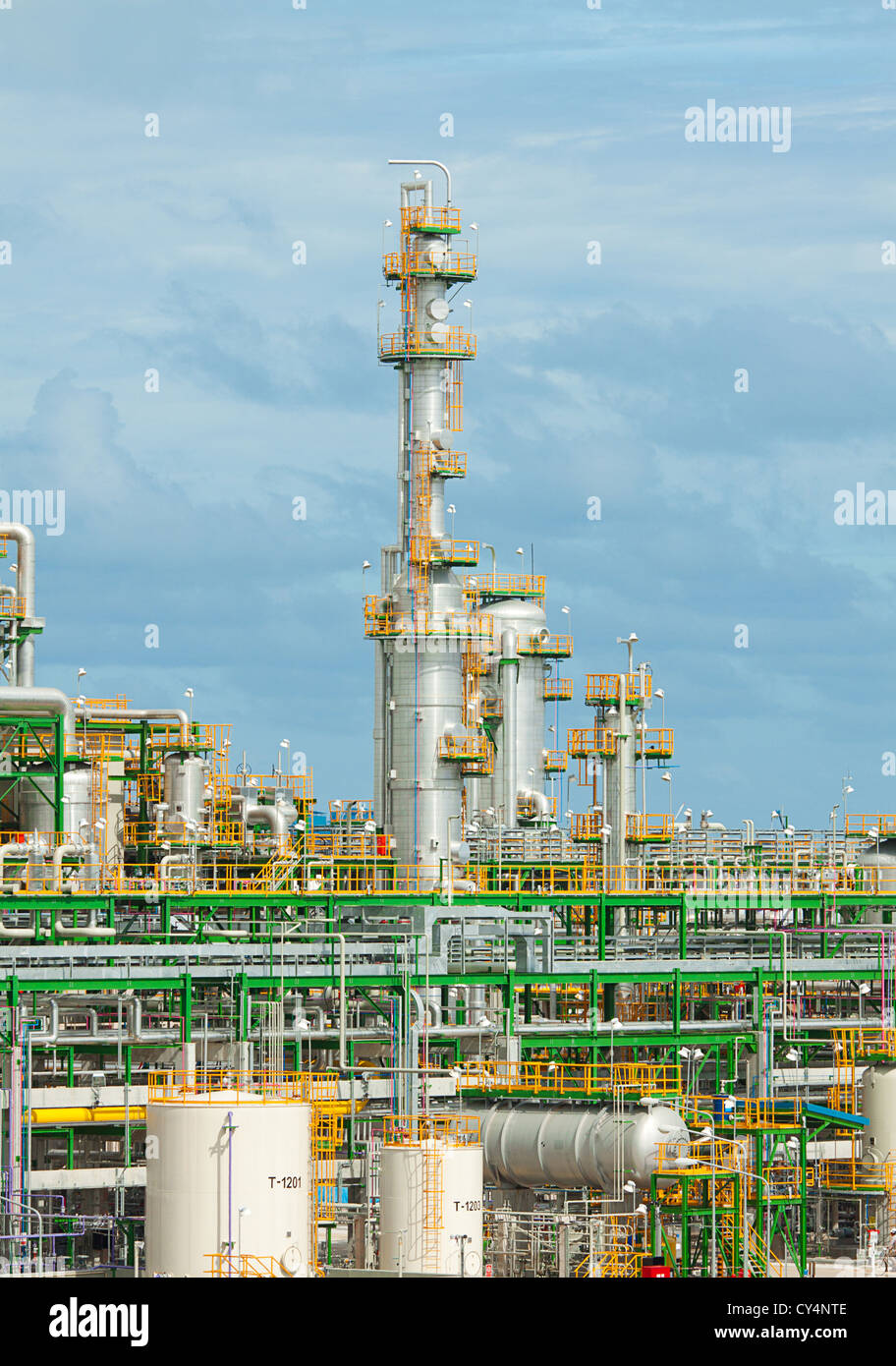 Ciminiere di impianto petrolchimico alta ascesa al cielo Foto Stock