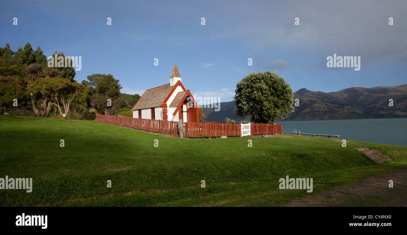 Bella vista panoramica della chiesa Maori in una giornata di sole in Akaroa Isola del Sud della Nuova Zelanda Foto Stock