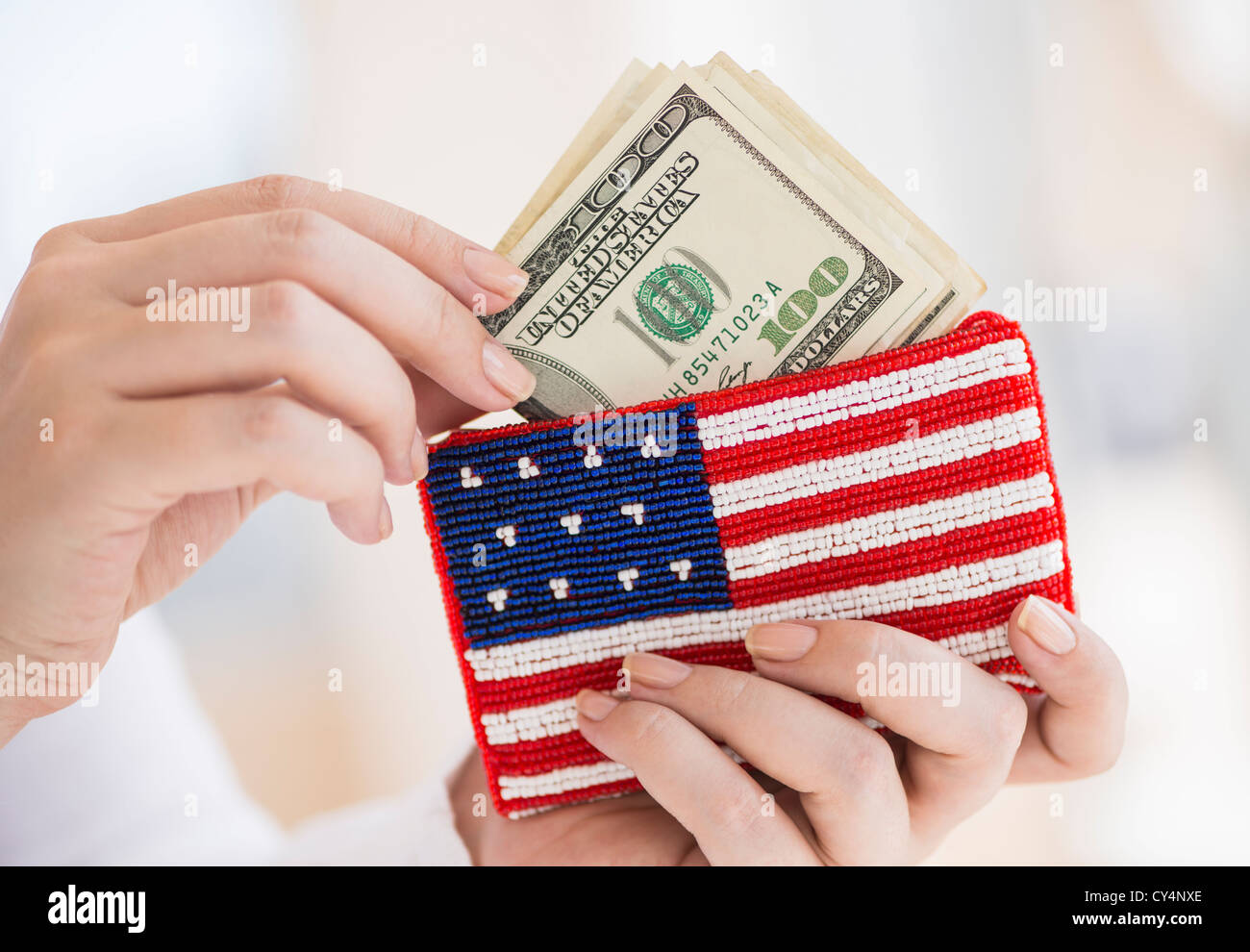 Stati Uniti d'America, New Jersey, Jersey City, Donna tenendo le banconote e portamonete con bandiera americana su di esso Foto Stock