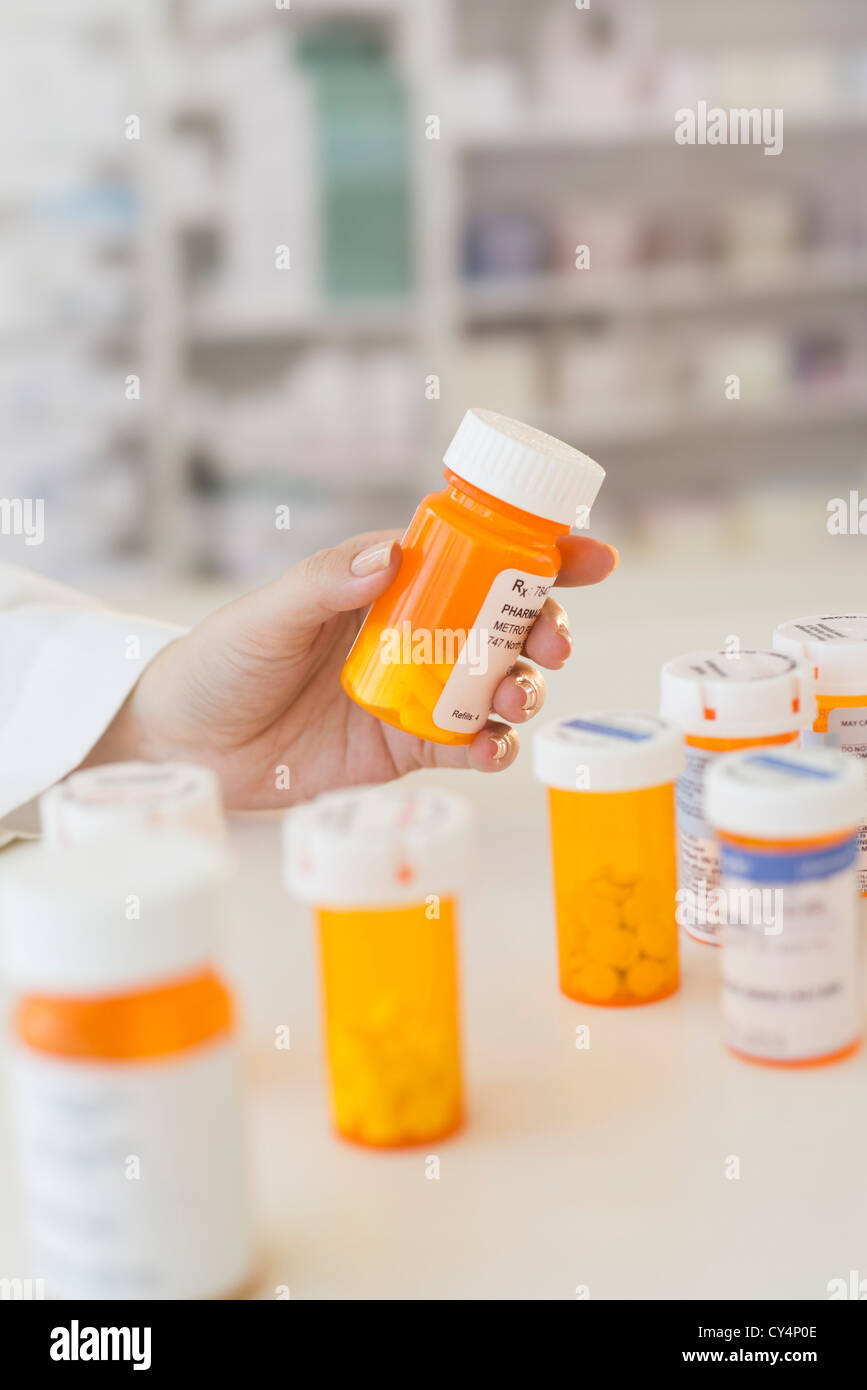 Stati Uniti d'America, New Jersey, Jersey City, il Farmacista azienda pillola bottiglia Foto Stock