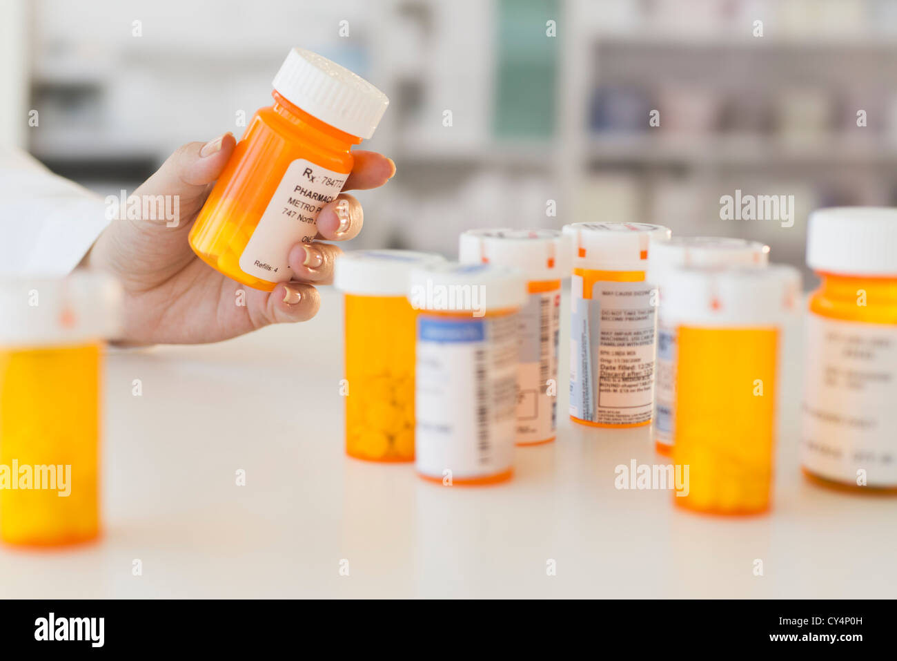 Stati Uniti d'America, New Jersey, Jersey City, il Farmacista azienda pillola bottiglia Foto Stock