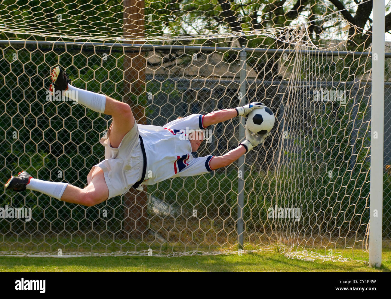 Soccer goalie salvataggio di un obiettivo Foto Stock